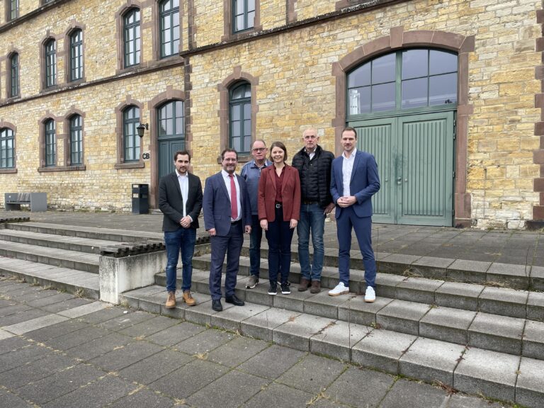 Jan Niklas Busch, Prof. Dr. Marcus Seifert (beide Logis.Net - Hochschule Osnabrück), Josef Högemann (LWS Lappwald-bahn Service GmbH), Anna Niehaus (pro Wirtschaft GT GmbH), Thomas Serries (WIGOS Wirtschaftsförderungsge-sellschaft Osnabrücker Land mbH), Christian Holterhues (Wirtschaftsförderungs- und Entwicklungsgesellschaft Stein-furt mbH (WESt))
