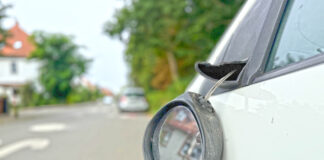 Abgetretener Spiegel an einem Auto im Süberweg