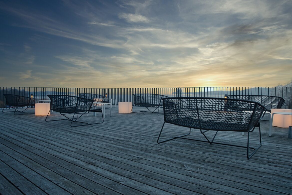 Sonnenuntergang auf einer Terasse am Strand