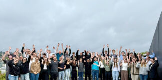 Ausbilder und Auszubildende der älteren Jahrgänge begrüßen die neuen Stadtwerke-Azubis / Foto: Jessica Borgmann, SWO