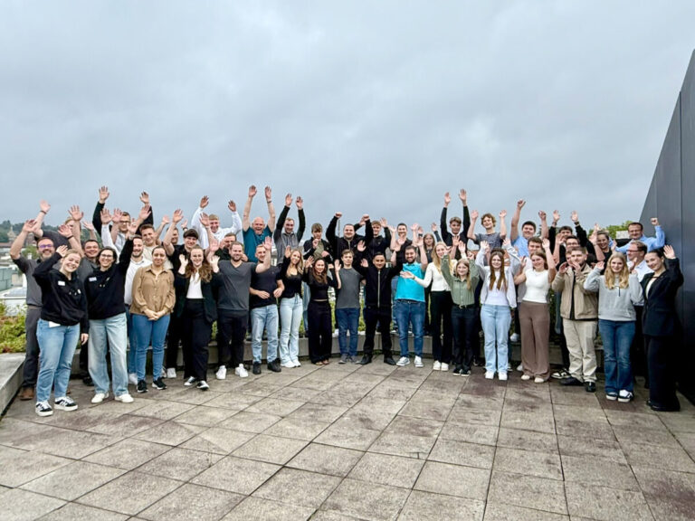 Ausbilder und Auszubildende der älteren Jahrgänge begrüßen die neuen Stadtwerke-Azubis / Foto: Jessica Borgmann, SWO