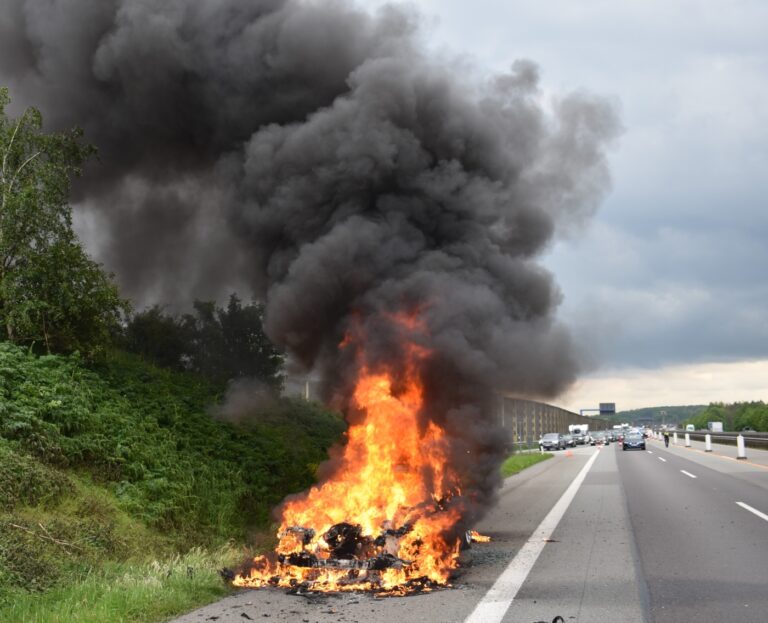 Symbolbild Auto brennt auf Autobahn. / Foto: Westermann