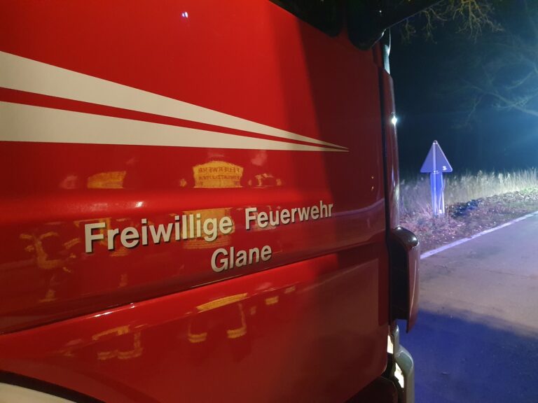 Seitenansicht mit Türbeschriftung am Fahrzeug der Freiwilligen Feuerwehr Bad Iburg, Ortsfeuerwehr Glane Foto: Heiko Westermann