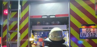 Maschinist vor Pumpe an einem Feuerwehrfahrzeug. / Foto: Heiko Westermann