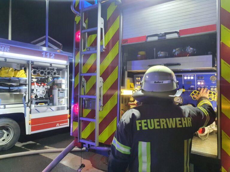 Maschinist einer Feuerwehr bedient Pumpe an einem von zwei Feuerwehrfahrzeugen. / Foto: Heiko Westermann in Bohmte