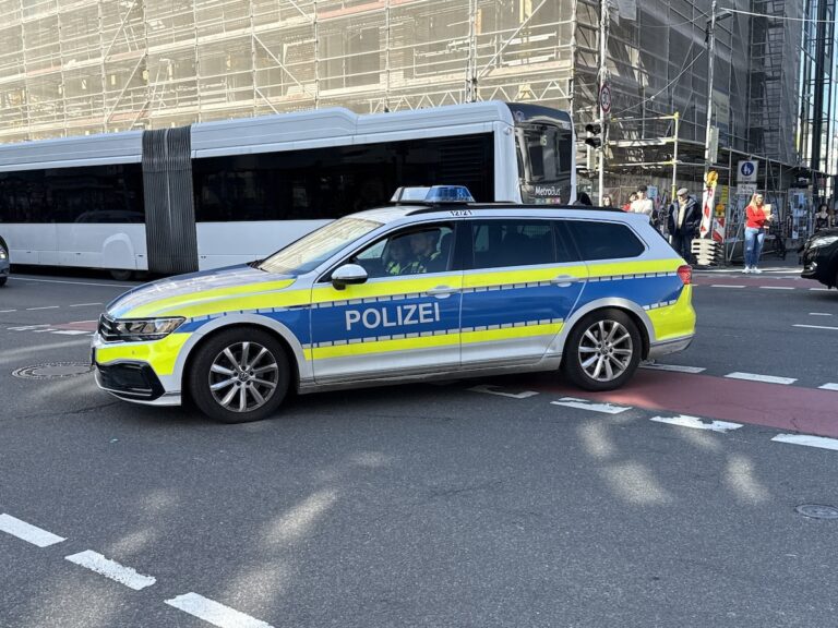 Polizei Streifenwagen auf dem Neumarkt / Foto: Pohlmann
