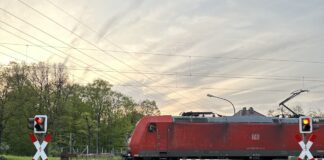 Güterzug am Bahnübergang Ickerweg