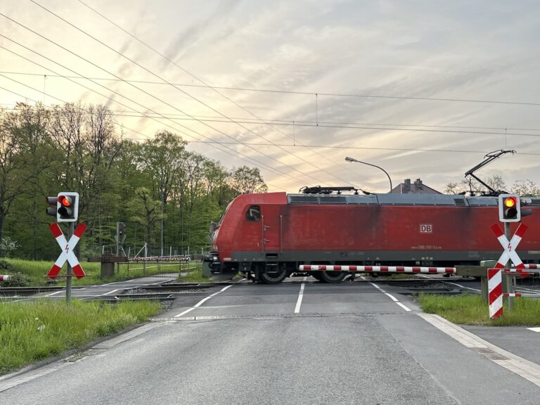 Güterzug am Bahnübergang Ickerweg