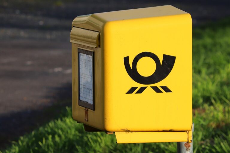 gelber Postbriefkasten