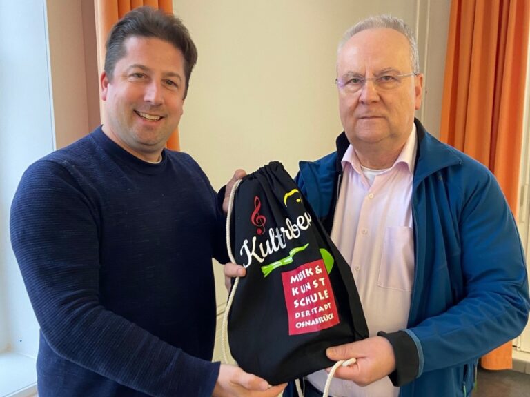 Jörg Ulrich Krah überreicht eine Spende der städtischen Musik- und Kunstschule an Hermann Große-Marke von der Osnabrücker Tafel.