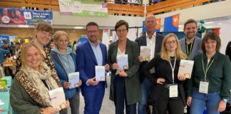 Sie setzen sich ein für eine bessere Berufsorientierung der Jugendlichen und frühe Kontaktaufnahme der Schülerinnen und Schüler mit regionalen Ausbildungsbetrieben (von links): Sandra Petsch (Ausbildungslotsin MaßArbeit), Annika Berelsmann (Wirtschaftsförderung der Gemeinde Hagen a.T.W.), Ilka Pötter (Schulausschutzvorsitzende der Gemeinde Hagen a.T.W.), Lars Helmers (MaßArbeit-Vorstand), Christine Möller (Hagener Bürgermeisterin), Michael Koslik (Schulleiter der Oberschule Hagen), Annika Witte (Servicestelle Schule-Wirtschaft MaßArbeit), Tobias Linke (Schulsozialarbeiter der Oberschule Hagen), und Melanie Flint (ArbeitgeberService der MaßArbeit). / Foto: Bettina Klimek / MaßArbeit