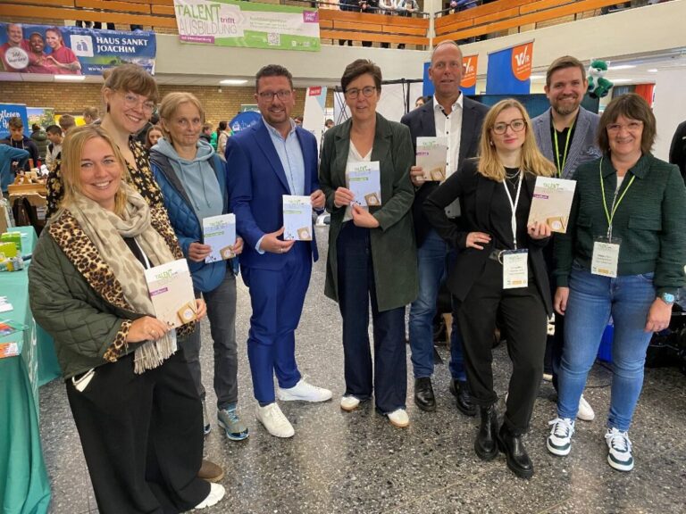 Sie setzen sich ein für eine bessere Berufsorientierung der Jugendlichen und frühe Kontaktaufnahme der Schülerinnen und Schüler mit regionalen Ausbildungsbetrieben (von links): Sandra Petsch (Ausbildungslotsin MaßArbeit), Annika Berelsmann (Wirtschaftsförderung der Gemeinde Hagen a.T.W.), Ilka Pötter (Schulausschutzvorsitzende der Gemeinde Hagen a.T.W.), Lars Helmers (MaßArbeit-Vorstand), Christine Möller (Hagener Bürgermeisterin), Michael Koslik (Schulleiter der Oberschule Hagen), Annika Witte (Servicestelle Schule-Wirtschaft MaßArbeit), Tobias Linke (Schulsozialarbeiter der Oberschule Hagen), und Melanie Flint (ArbeitgeberService der MaßArbeit). / Foto: Bettina Klimek / MaßArbeit