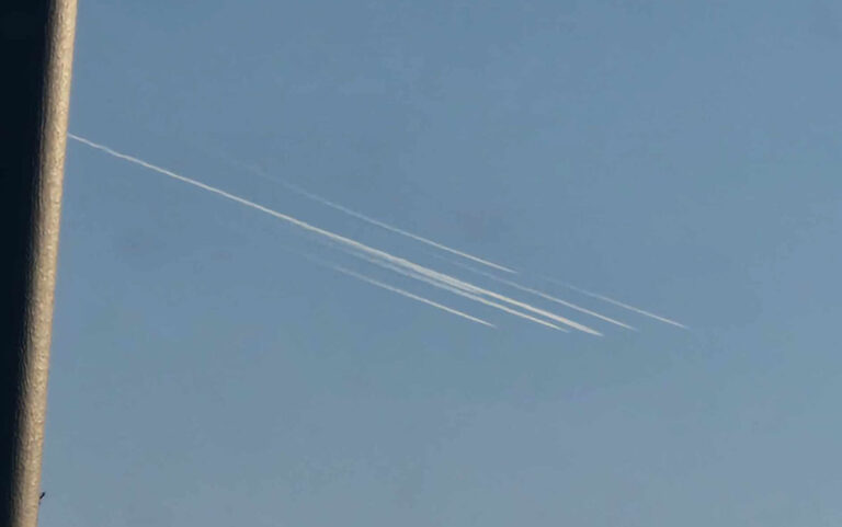 Tankflugzeug am Himmel über Osnabrück