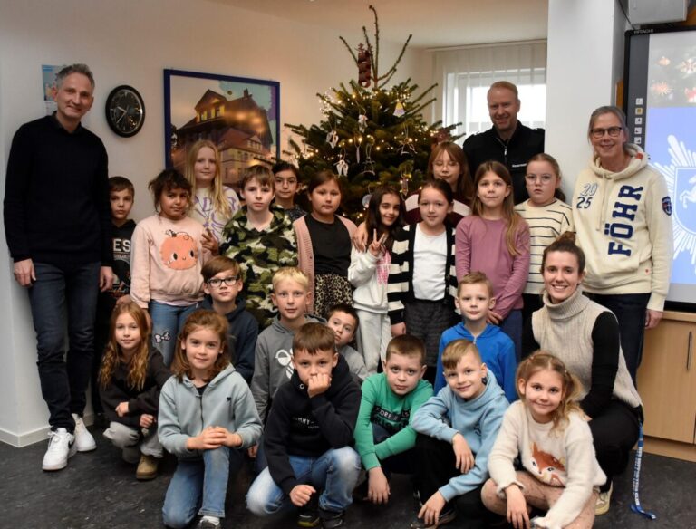 Geschmückter Weihnachtsbaum. / Foto: Polizei Bramsche