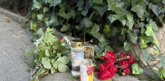 Blumen am Tatort des Femizids