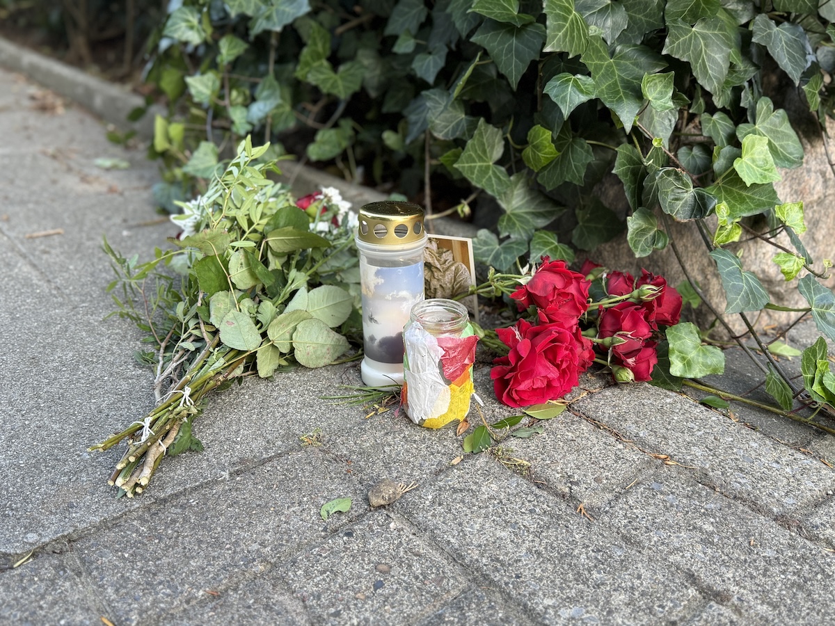 Blumen am Tatort des Femizids