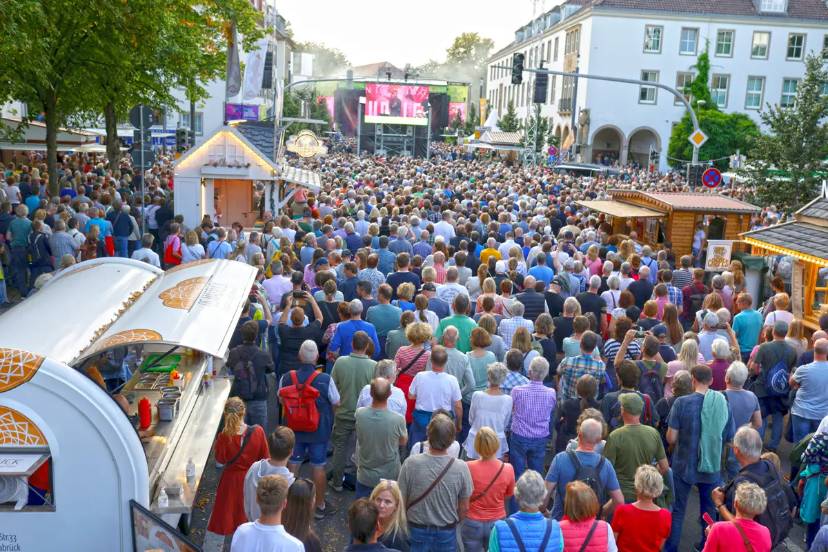 Eine Menge los, hier zwischen OsnabrückHalle und IHK am Neuen Graben beim Tag der Niedersachsen