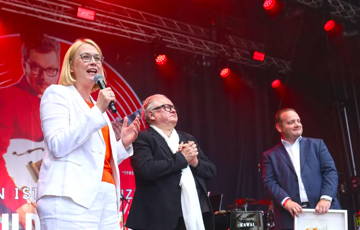 Oberbürgermeisterin Katharina Pötter, Heinz-Rudolf Kunze und Stadtmarketingchef Alexander Illenseer auf der Bühne beim Tag der Niedersachsen