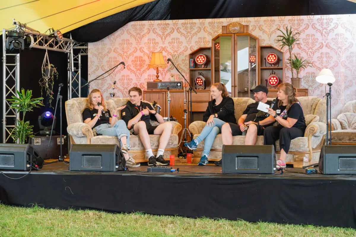 Wohnzimmer-Bühne beim Hütte Rockt Festival