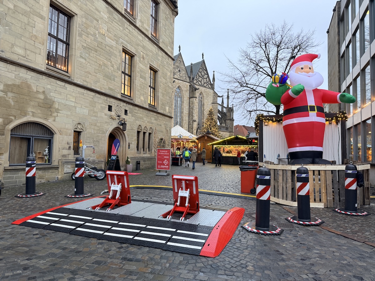 Wie mobile Sperren den Osnabrücker Weihnachtsmarkt vor Fahrzeugangriffen schützen sollen Terrorsperre auf dem Weihnachtsmarkt Osnabrück