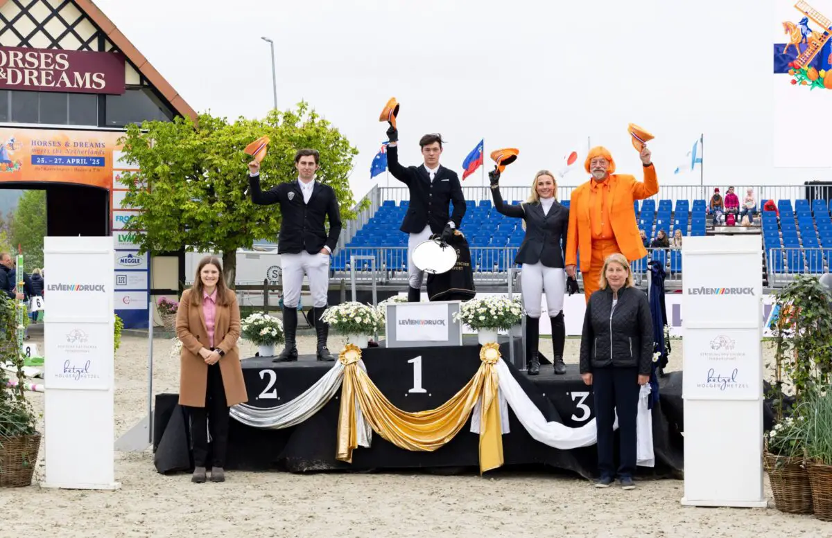 21-jähriger Lasse Nölting siegt: Jungstars glänzen bei Horses & Dreams in Hagen a.T.W. Fröhliche Gesichter bei der Siegerehrung der Einlaufprüfung des Deutschlands U25 Springpokal der Stiftung Deutscher Pferdesport und Holger Hetzel, Preis der Levien Druck GmbH / Foto: reitsport-hellmann.de