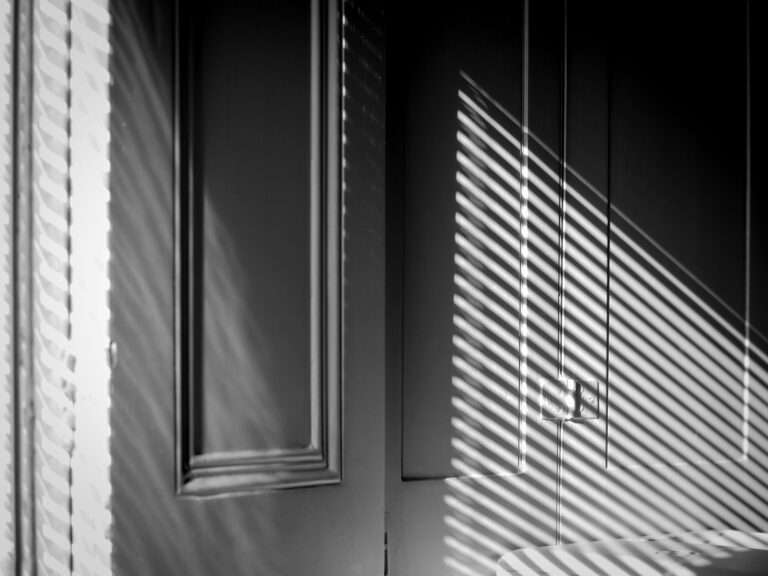 Fenster mit Jalousie