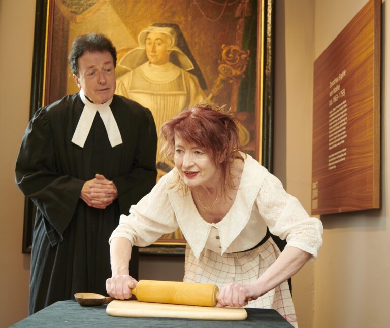 Setzen das Museum im Kloster an vier Abenden mit Literatur in Szene: hier Helmut Thiele als Martin Luther und Regina Neumann als Katharina von Bora. / Foto: Uwe Lewandowski