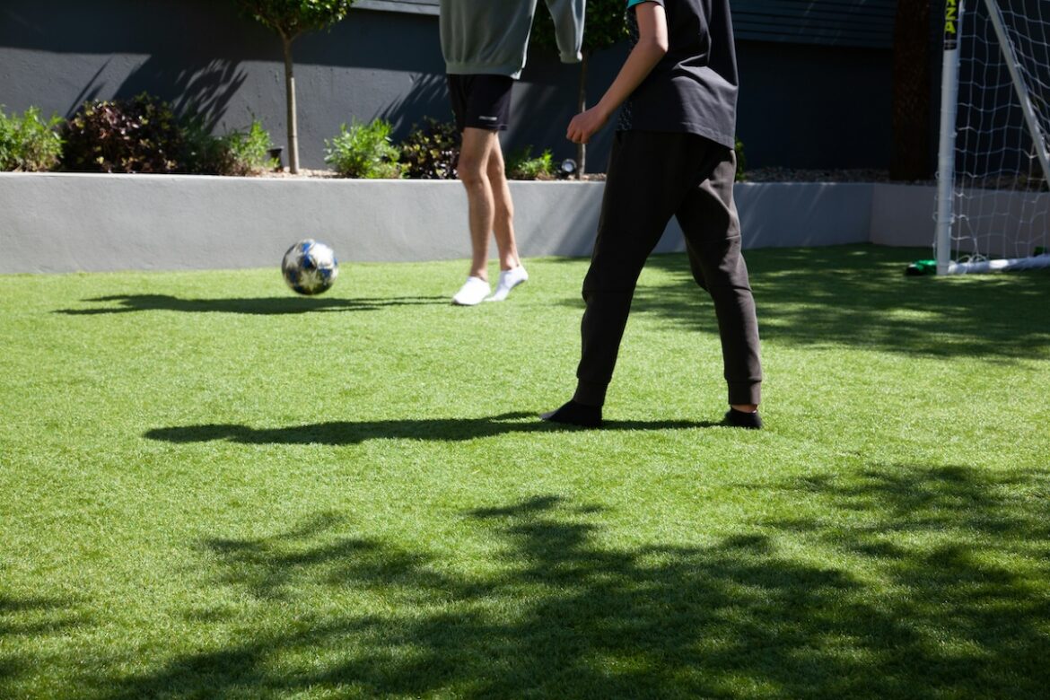 Fußballspielen auf Kunstrasen im Garten