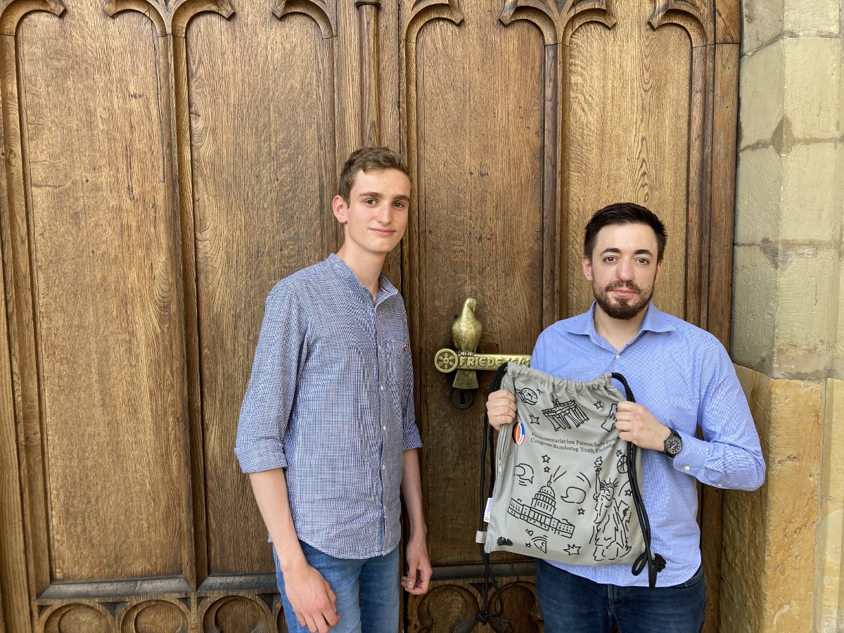 Vor dem Osnabrücker Rathaus hat Manuel Gava (rechts) seinen Stipendiaten Tjorben verabschiedet. / Foto: Dominik Lapp