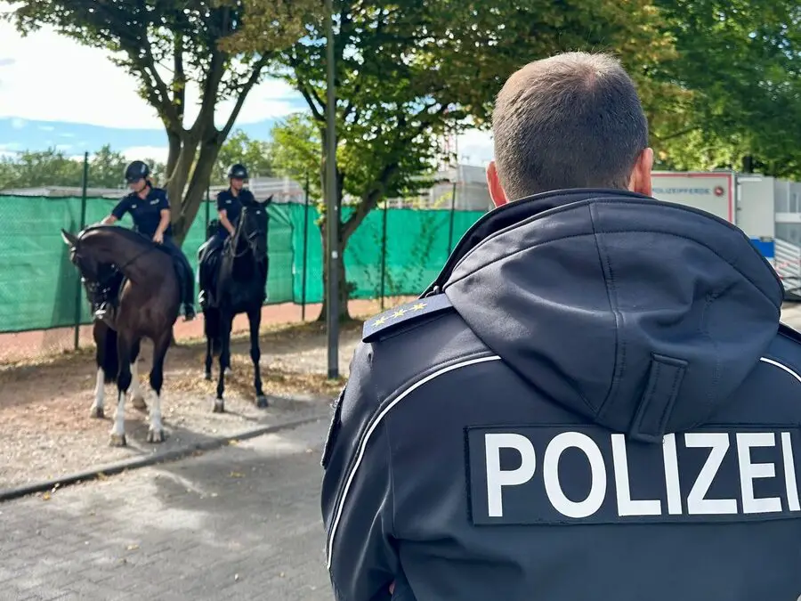 "Tough like a cop meets Industrie und Handel" begeistert bei dritter Auflage der Azubi-Messe Osnabrück Reiterstaffel der Polizei Niedersachsen