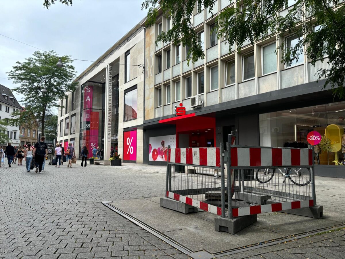 Rückkehr nach einem Jahr: Tränenbrunnen in der Großen Straße steht wieder Der Tränenbrunnen ist weg
