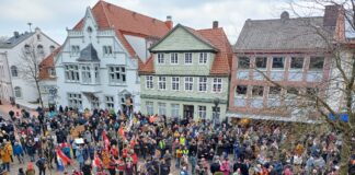 Trotz winterlicher Temperaturen versammelten sich zur Kundgebung anlässlich des „Festes für Demokratie“ zahlreiche Menschen vor dem historischen Rathaus.