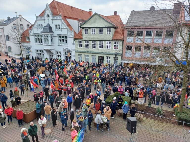 Trotz winterlicher Temperaturen versammelten sich zur Kundgebung anlässlich des „Festes für Demokratie“ zahlreiche Menschen vor dem historischen Rathaus.