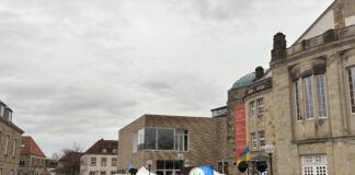 Demonstrierende vor dem Theater