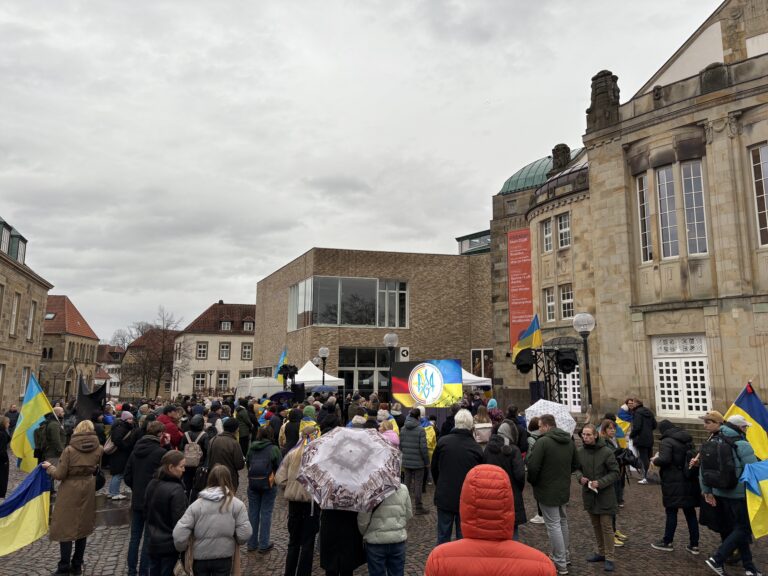 Demonstrierende vor dem Theater