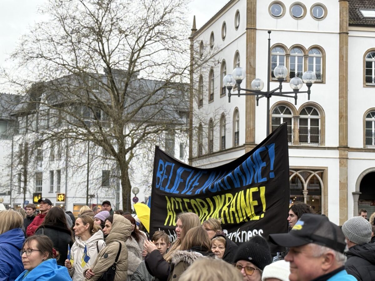 Seit drei Jahren Krieg: Demonstranten vor dem Theater riefen zur Solidarität mit der Ukraine auf Transparent
