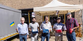 Josef Strunk (Mitte) und (von links) Ludwig Berg, Omar Abdulrahman, Ottman Mnalaissa und Werner Echtermann sammelten beim Kinderflohmarkt der Grundschule Osnabrück-Hellern Erste-Hilfe-Materialien für die Ukraine. / Foto: Christof Haverkamp