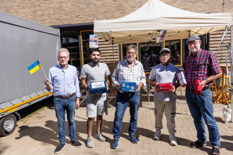 Josef Strunk (Mitte) und (von links) Ludwig Berg, Omar Abdulrahman, Ottman Mnalaissa und Werner Echtermann sammelten beim Kinderflohmarkt der Grundschule Osnabrück-Hellern Erste-Hilfe-Materialien für die Ukraine. / Foto: Christof Haverkamp