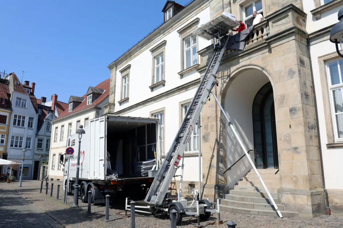 Der Umzugswagen vor der Bischofswohnung in Osnabrück.