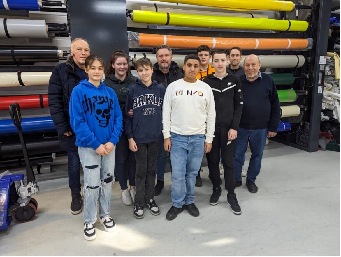 Gruppenbild beim ersten Besuch bei Neumann Zelte & Planen im Januar 2024 (v.l.n.r. Hanna Lampen, Nico Harder, Khalil Al-Yousif, Nikola Milovanovic, Ronald Neumann (Geschäftsführer J. Neumann GmbH) - h.l.n.r. Axel Kreutzer (Lehrer GELOWE), Johanna Cord, Stefan Verlemann (stellvertretende Schulleiter GELOWE), Tim Kaniecki, Sascha Schierbaum (Marketing/Recruiting J. Neumann GmbH)