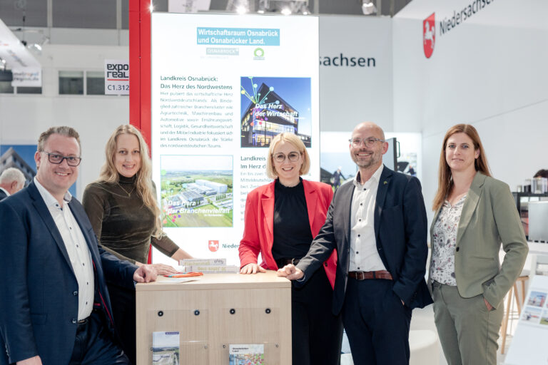 Freuten sich über den erfolgreichen Messeauftritt (v.l.): WFO-Geschäftsführer Ingmar Bojes, Landrätin Anna Kebschull, Oberbürgermeisterin Katharina Pötter, WIGOS-Geschäftsführer Peter Vahrenkamp und oleg-Geschäftsführerin Susanne Menke. / Foto: Photogenika