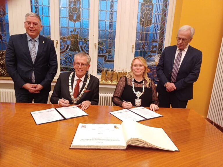 Unterzeichnung Städtepartnerschaft zwischen Melle und Tweterand in Landkreis Osnabrück (Region)