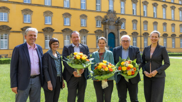 Das Präsidium der Uni Osnabrück mit der Senatssprecherin Prof. Dr. Maike Rühl (Zweite von links): Dr. Wilfried Hötker, Prof. Dr. Kai-Uwe Kühnberger, Prof. Dr. Andrea Lenschow, Prof. Dr. Jochen Oltmer, Prof. Dr. Susanne Menzel-Riedl. Foto: Jens Raddatz