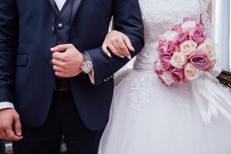 Braut im Hochzeitskleid und Bräutigam im Anzug