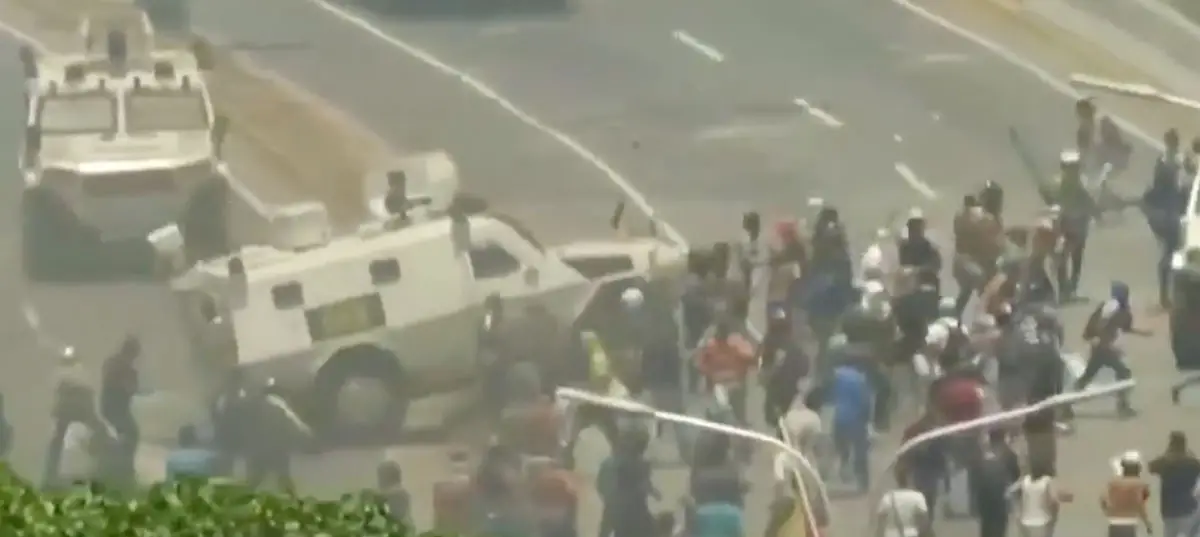 Gepanzerte Fahrzeuge überfahren Oppositionelle – Venezuela unter Maduro / Screenshot: X