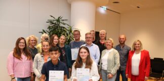 Bürgermeisterin Dagmar Bahlo (rechts) ehrte die Siegerinnen und Sieger des Stadtradelns.