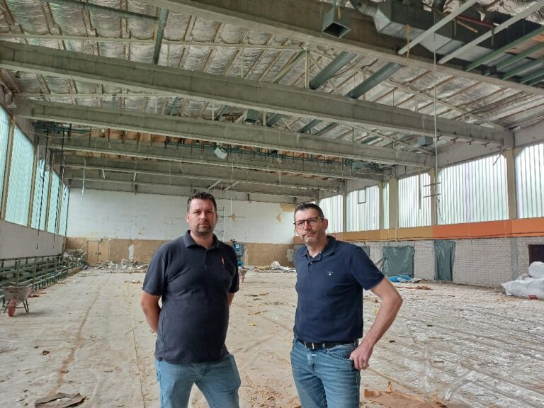 Verschafften sich während eines Ortstermins in der Sporthalle einen Eindruck von den Entkernungsarbeiten: Der Leiter des Gebäudemanagements, Guido Kunze (rechts) und sein Kollege Thomas Kuhl. / Foto: Stadt Melle