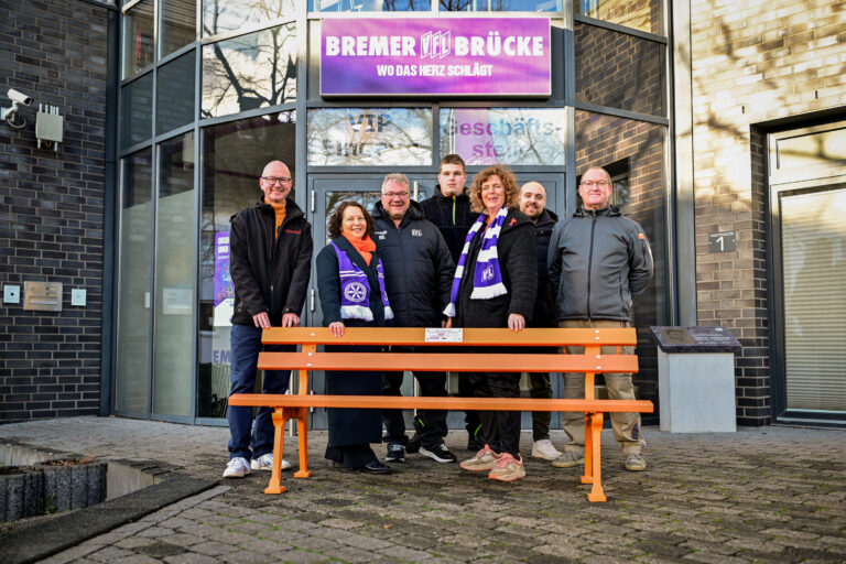 Orange Bank an Bremer Brücke. / Foto: Fabian Frommeyer, VfL Osnabrück in Schinkel