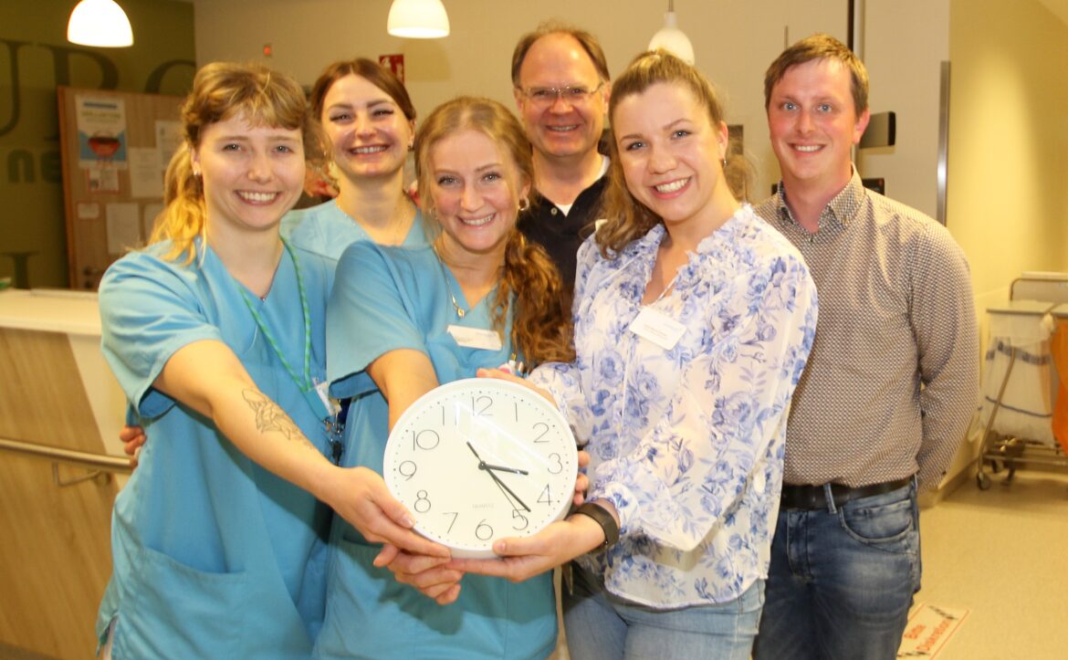 Auf der Station 19.1. des Klinikums wird an der Uhr gedreht: 40 Prozent des Pflegeteams sind auf Anhieb auf die neue Vier-Tage-Woche umgestiegen. Oliver Geers von der Pflegedienstleitung (r.) und Projektleiterin Sarah-Marie Schmidt (2.v.r.), haben das Projekt als Modellversuch auf der Station eingeführt, auf der sich Oberarzt Dr. Lars Krause (hinten, Mitte) und das Team um Erkrankte nach Schlaganfällen kümmern.
