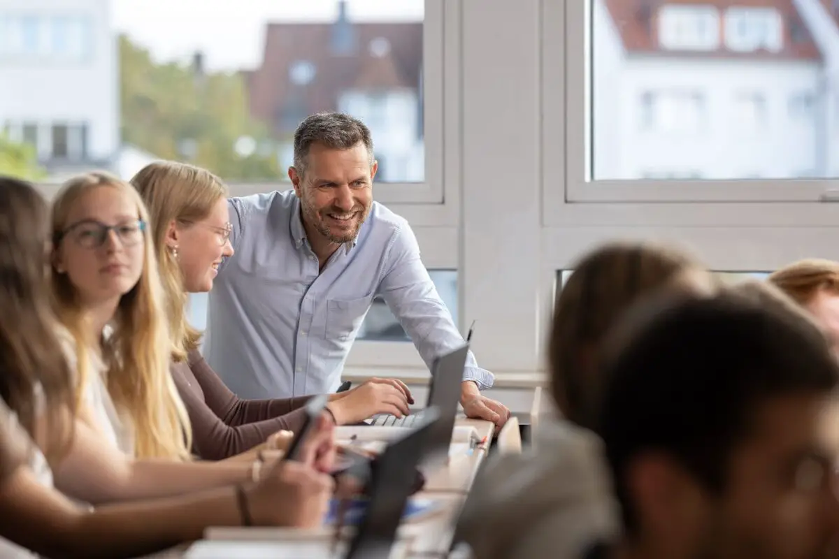 Völkerschule bleibt bei Wirtschaftsschulen.